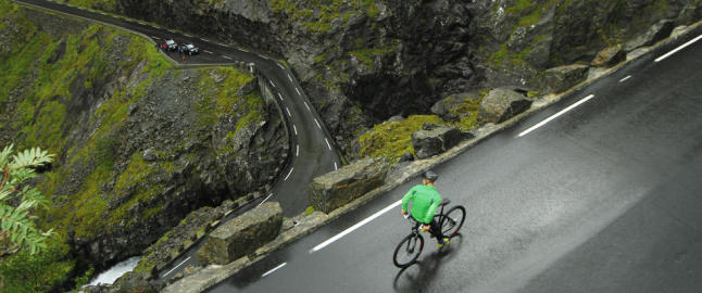 Her sykler Eskil baklengs ned Trollstigen
