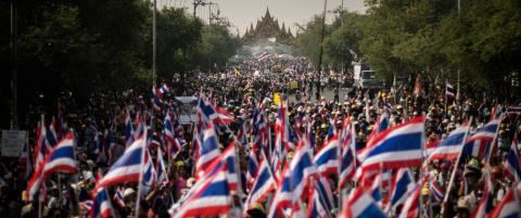 100 000 demonstranter lager kaos i Bangkok