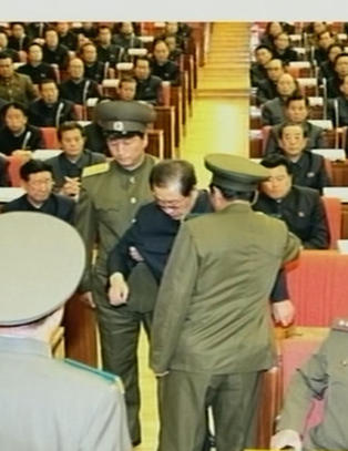 Her fjerner vaktene Kim Jong-uns onkel fra partimøtet