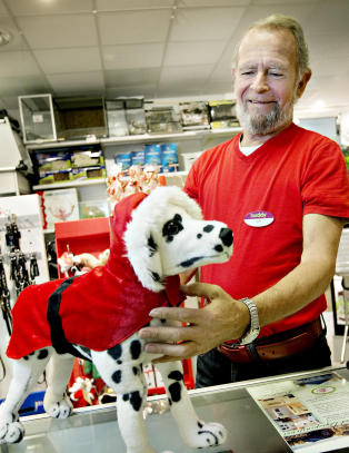 Nå pynter vi dem med løsskjegg, gevir og nissedrakter. Under juletreet ligger hundeøl