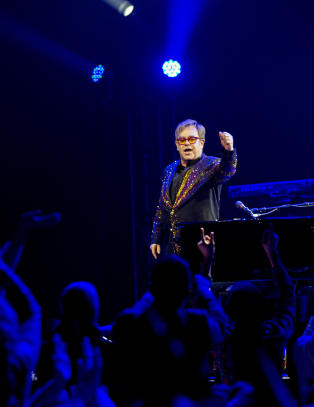 Elton John er «Still Standing»