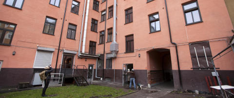 «Jeg er innestengt sammen med datteren min. Ring politiet. Fort, fort.»