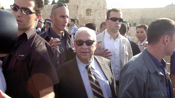 HISTORISK TUR: Den 28. september 2000 dro opposisjonslederen Ariel Sharon opp på Tempelhøyden - eller Haram al-Sharif, som palestinerne kaller den. Det svært kontroversielle besøket satte i gang palesitnernes andre intifada. Foto: Eyal Warshavsky/Ap/Scanpix HISTORISK TUR: Den 28. september 2000 dro opposisjonslederen Ariel Sharon opp på Tempelhøyden - eller Haram al-Sharif, som palestinerne kaller den. Det svært kontroversielle besøket satte i gang palesitnernes andre intifada. Foto: Eyal Warshavsky/Ap/Scanpix
