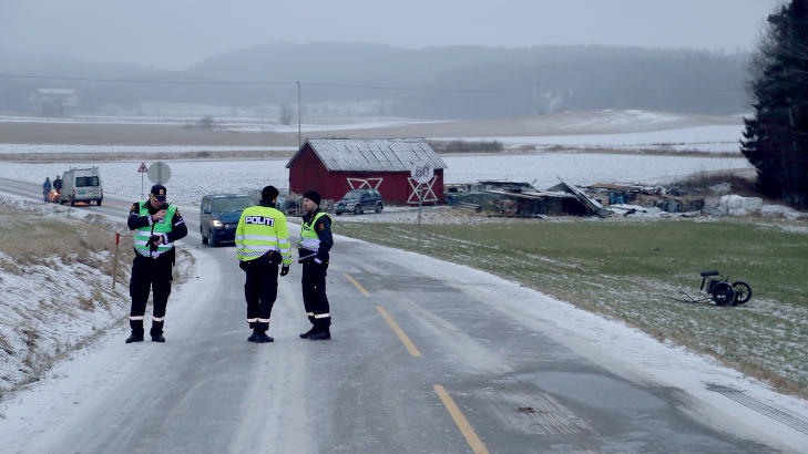 PÅKJØRT BAKFRA: Politi på ulykkesstedet ved Bjørkelangen i går ettermiddag. Ulykkesbilen nærmest politifolkene kom fra sletta i bakgrunnen på bildet, og kjørte på hesten og jentene bakfra like før 60-skiltet. Treningsvogna ligger ute på jordet til høyre. FOTO: DANIEL DALE LAABAK/TIPSER.NO PÅKJØRT BAKFRA: Politi på ulykkesstedet ved Bjørkelangen i går ettermiddag. Ulykkesbilen nærmest politifolkene kom fra sletta i bakgrunnen på bildet, og kjørte på hesten og jentene bakfra like før 60-skiltet. Treningsvogna ligger ute på jordet til høyre. FOTO: DANIEL DALE LAABAK/TIPSER.NO