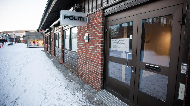 MØTER PRESSEN: Lennsmannen i Aurskog-Høland møtte pressen klokka 15 søndag, etter at to jenter på 11 og 13 år døde etter en påkjørsel. Foto: Tommy Arnesen /Dagbladet MØTER PRESSEN: Lennsmannen i Aurskog-Høland møtte pressen klokka 15 søndag, etter at to jenter på 11 og 13 år døde etter en påkjørsel. Foto: Tommy Arnesen /Dagbladet