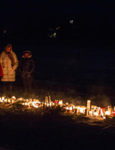 Et hav av blomster, bamser og lys: I kveld minnes bygda jentene (11 og 13)