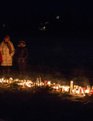 Et hav av blomster, bamser og lys: I kveld minnes bygda jentene (11 og 13)