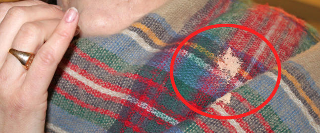 Får du sminke på jakkekrager og skjerf?