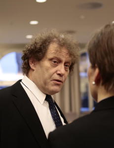 - Denne historien er historien om gutten som skulle bygge et bord til jul til mamma, og som kom hjem med en brødfjøl