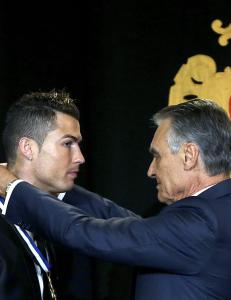 Her blir Ronaldo hedret av den portugisiske presidenten