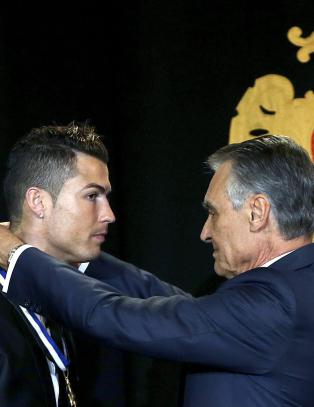 Her blir Ronaldo hedret av den portugisiske presidenten