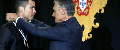 Her blir Ronaldo hedret av den portugisiske presidenten