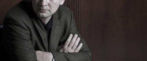 Hovedpersonen har en vag likhet med heltene i «Fifty shades»-litteraturen