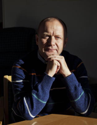 Da Nav-brukeren smalt kniven i bordplata hadde Jan Martin Haug ingen fluktmuligheter