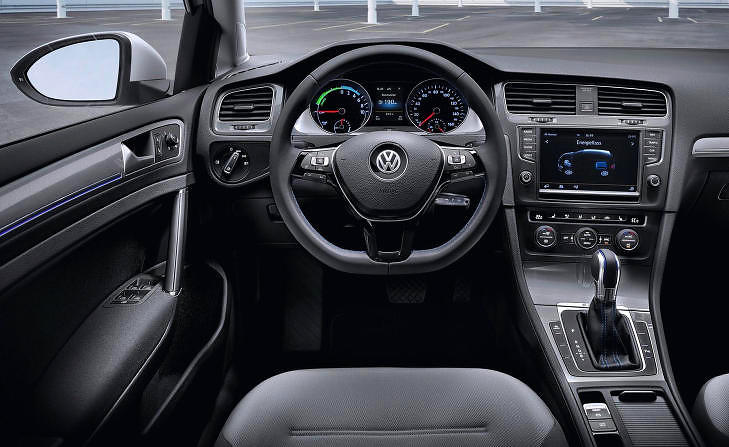 E-GOLF: Helelektrisk utgave av Norges mest solgte bil. Vil den dytte Nissan Leaf og Tesla S ned fra elbiltronen? Foto: VOLKSWAGEN E-GOLF: Helelektrisk utgave av Norges mest solgte bil. Vil den dytte Nissan Leaf og Tesla S ned fra elbiltronen? Foto: VOLKSWAGEN