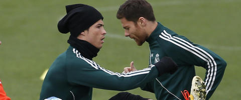 Xabi Alonso i strupen på Ronaldo og hans Nike-sko