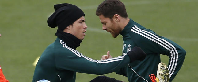 Xabi Alonso i strupen på Ronaldo og hans Nike-sko