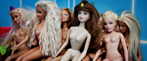Sjefdesigner tar Barbies umenneskelige kropp i forsvar
