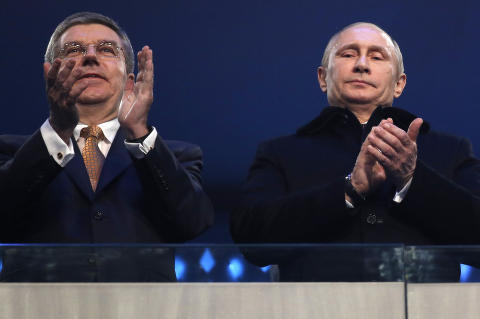 <b>DE STORE GUTTA:</b> Vladimir Putin og IOC-president Bach applauderer under åpningsseremonien.