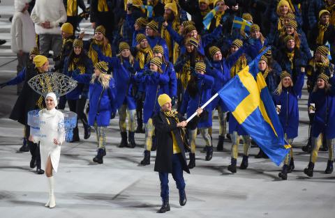 Her er et bilde av svenskene som entrer stadionet. Den interne kampen om medaljer mot disse senere i mesterskapet skal Norge vinne.