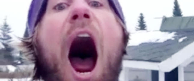 Joachim bygget akebakke i hagen, og satte seg på sønnens rattkjelke