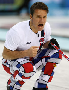 De norske curlinggutta vant overbevisende med kronprins Haakon på tribunen