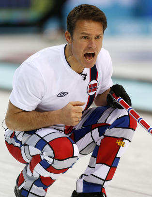 De norske curlinggutta vant overbevisende med kronprins Haakon på tribunen