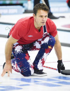 Malte Russland oppetter veggen i flekkete bukser