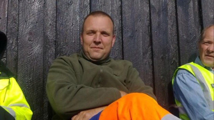 PRATET MED GUTTEN: Bjørn Hagen sier gutten var veslevoksen og ordentlig. - Han må ha vært god til å kjøre bil, sier Hagen om 10-åringen som kjørte 15 kilometer før det sa stopp. Foto: Privat PRATET MED GUTTEN: Bjørn Hagen sier gutten var veslevoksen og ordentlig. - Han må ha vært god til å kjøre bil, sier Hagen om 10-åringen som kjørte 15 kilometer før det sa stopp. Foto: Privat