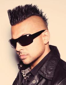 - En ufin blanding av monsterhiten «Get Busy» og tranceversjonen av Bryan Adams' «Heaven»