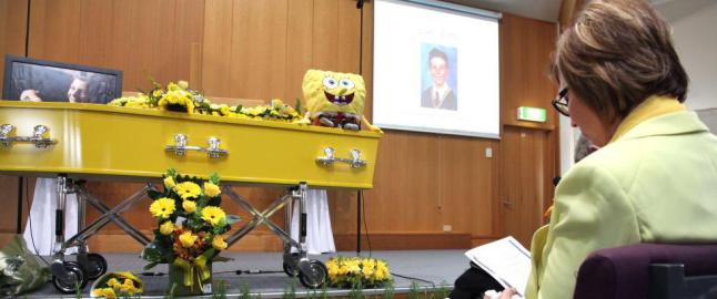 Her tar moren farvel med Luke (11), som ble banket opp og drept av faren sin