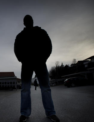 Nå tror faren til voldtektsoffer (20) at han vet hvem som står bak