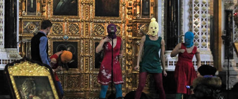 Stalin sprengte kirka, Pussy Riot sprengte grensene