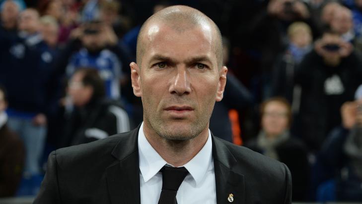 FRANSK LEGENDE: Zinedine Zidane har støttet Jean-Pierre Adams. AFP PHOTO / PATRIK - 729x