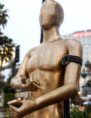 Reiste enorm Oscar-statue som skyter heroin
