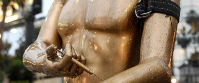 Reiste enorm Oscar-statue som skyter heroin