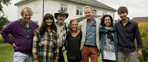 - Det er som forventet at årets premiere får lavere seertall