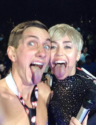 Ble avvist av Miley Cyrus - i helga sto han halvnaken på scenen med henne