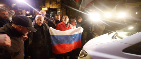 FN-utsending omringet av rasende folkemengde som ropte «Putin! Putin!»