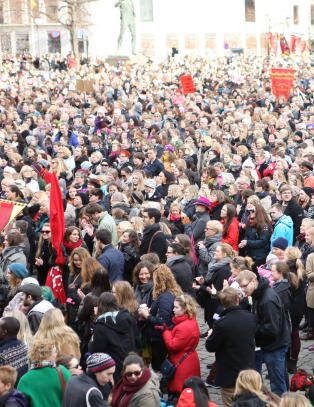 Minst 10 000 i 8. mars-tog på Youngstorget