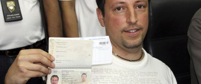 Luigi (37) er overrasket over at en person kunne ta seg om bord i det savnede flyet med hans stjålne pass