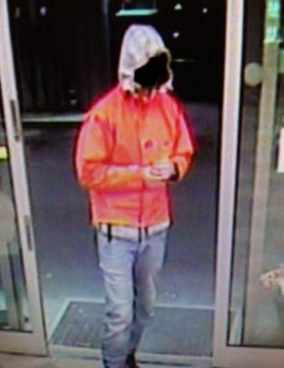 Etterlyser denne mannen etter at bil med sovende 8-åring ble stjålet