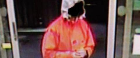Etterlyser denne mannen etter at bil med sovende 8-åring ble stjålet