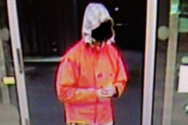 Etterlyser denne mannen etter at bil med sovende 8-åring ble stjålet