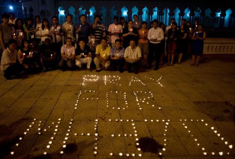 <b>TENNER LYS:</b> Malaysiere tenner lys for de savnede i Kuala Lumpur, etter tre dagers uvisshet om hva som har skjedd med flight MH370.