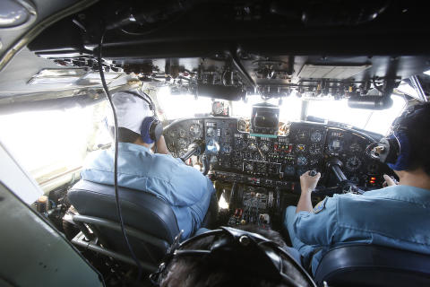 <b>SØKER:</b> Skip fra seks lands mariner og et titall militære fly deltar nå i søket etter flyet. Her er et bilde fra cockpiten til et av flyene fra det malaysiske flyvåpenet som deltar i søket.