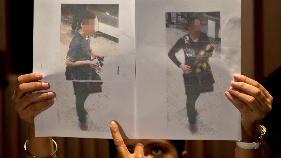 Malaysiske myndigheter har gått ut med overvåkningsbilder av de to passasjerene som reiste med stjålet pass. Den ene identifiseres som en 19 år gammel iraner. Politiet sier ikke tror at han er knyttet til noe terrorvirksomhet.
