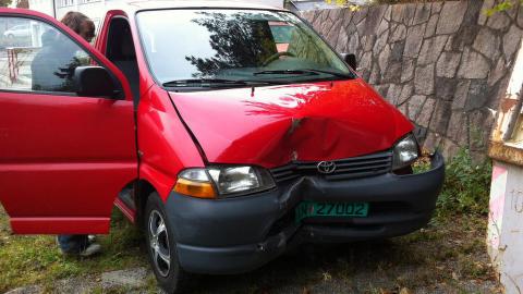 FIKK HARD MEDFART: Understellet måtte festes med gaffateip før denne Toyotaen kunne fullføre arbeidsdagen sin. Foto: Privat FIKK HARD MEDFART: Understellet måtte festes med gaffateip før denne Toyotaen kunne fullføre arbeidsdagen sin. Foto: Privat
