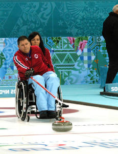 Semifinaleplassen henger i en tynn tr�d for det norske curlinglaget