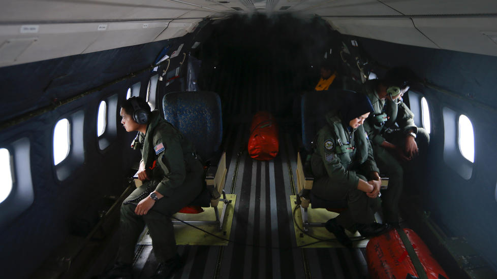 Soldater fra det malaysiske luftforsvaret leter etter spor fra det forsvunne flyet. 
